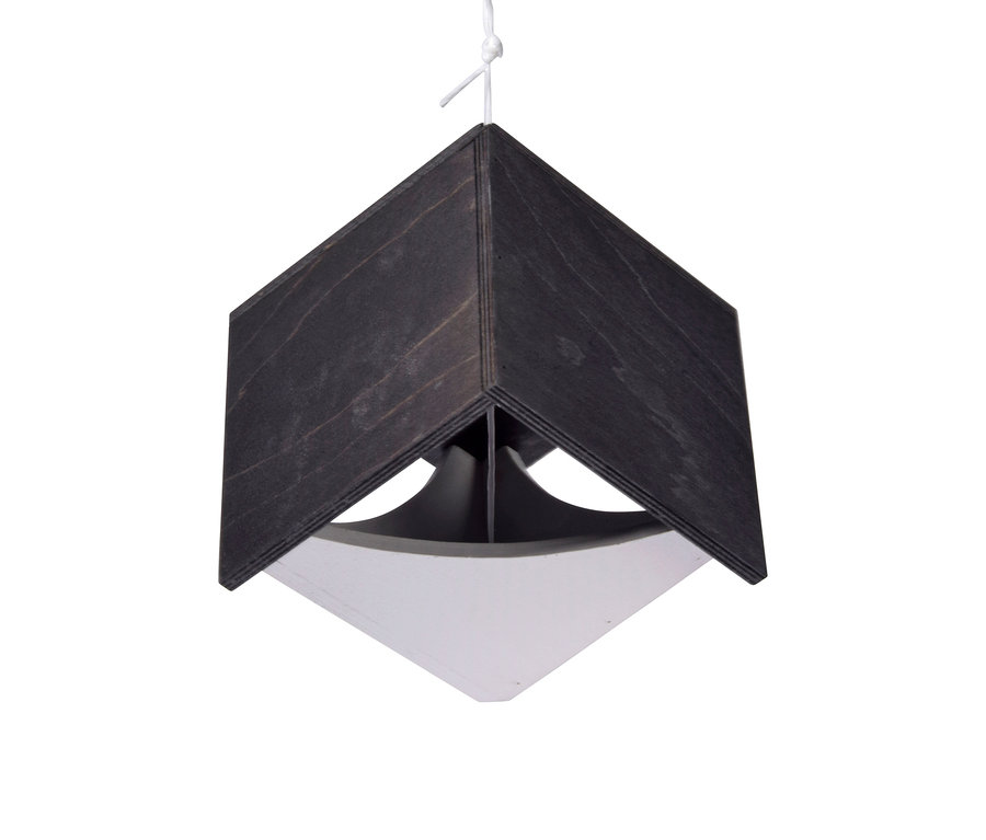 Schwarz-Weiß-Fotografie eines Dobar-Vogelfutterhauses »Kubus«, das an einer weißen Schnur hängt.