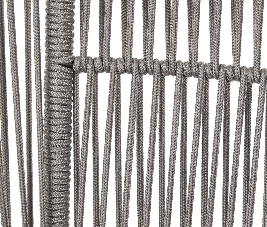 Detailansicht eines grauen Gartensofa-Sets aus Textilgeflecht.