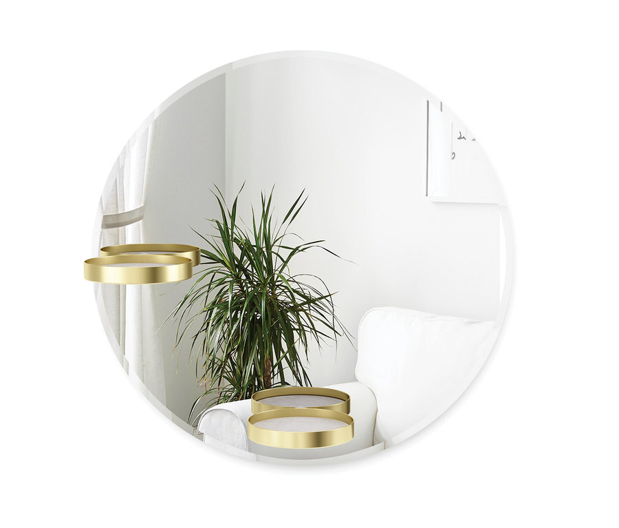 Runder Spiegel reflektiert ein Zimmer mit Topfpflanze und weißem Sofa. Im Spiegelbild ist der Umbra-Wandspiegel »Perch« mit Ablage zu sehen.
