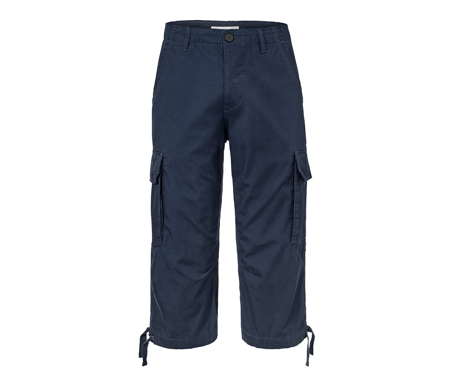 Eine marineblaue 3/4-Cargo-Bermudas.
