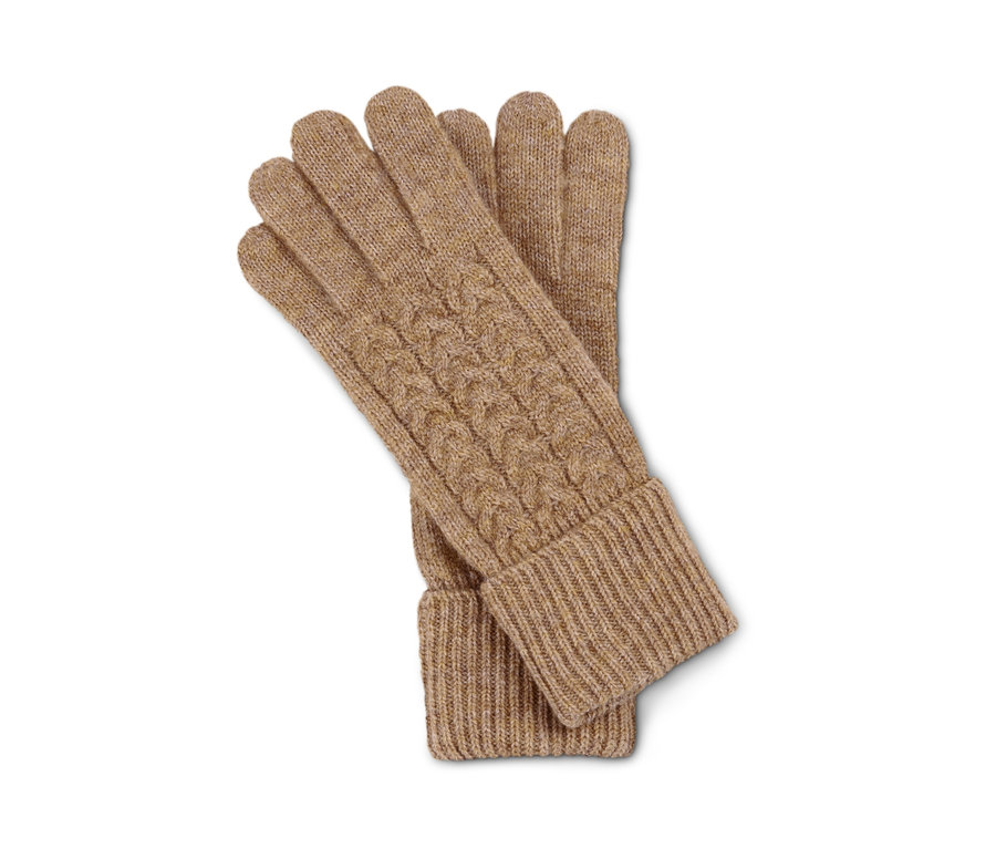 Ein Paar cognacfarben melierte Strickhandschuhe mit Zopfmuster liegen auf einem weißen Hintergrund.