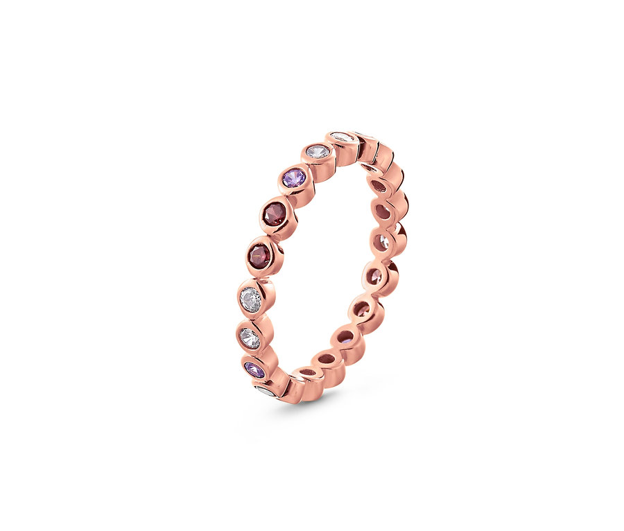 Detailaufnahme eines Rings aus 925er Silber, rosévergoldet, mit Zirkonia.