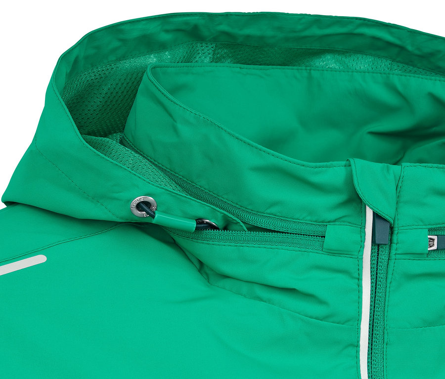 Detailansicht einer grünen Windprotection-Funktionsjacke mit Kapuze.