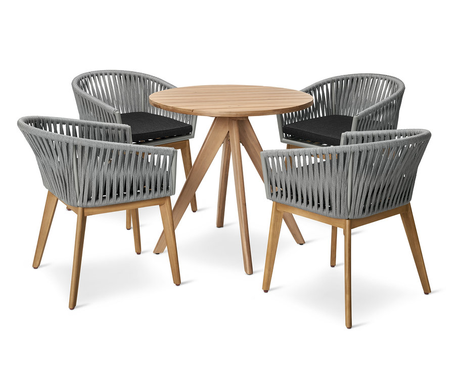 Vier Dining-Sessel mit Textilgeflecht um einen runden Gartentisch.