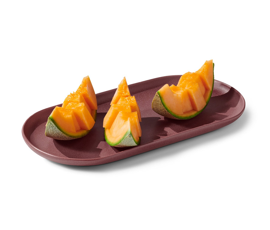 Drei Melonenstücke auf einer Servierplatte.
