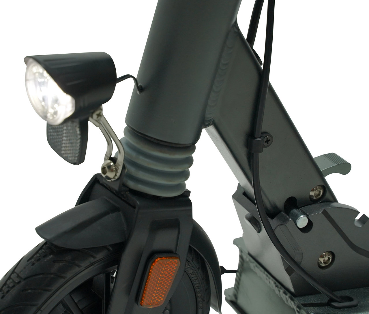 Detailaufnahme des Vorderrads und des Lichts eines E-Scooters.