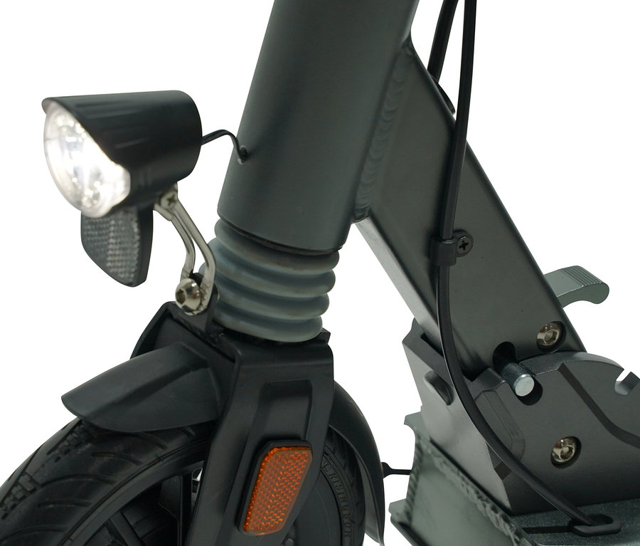 Detailaufnahme des Vorderrads und des Lichts eines E-Scooters.