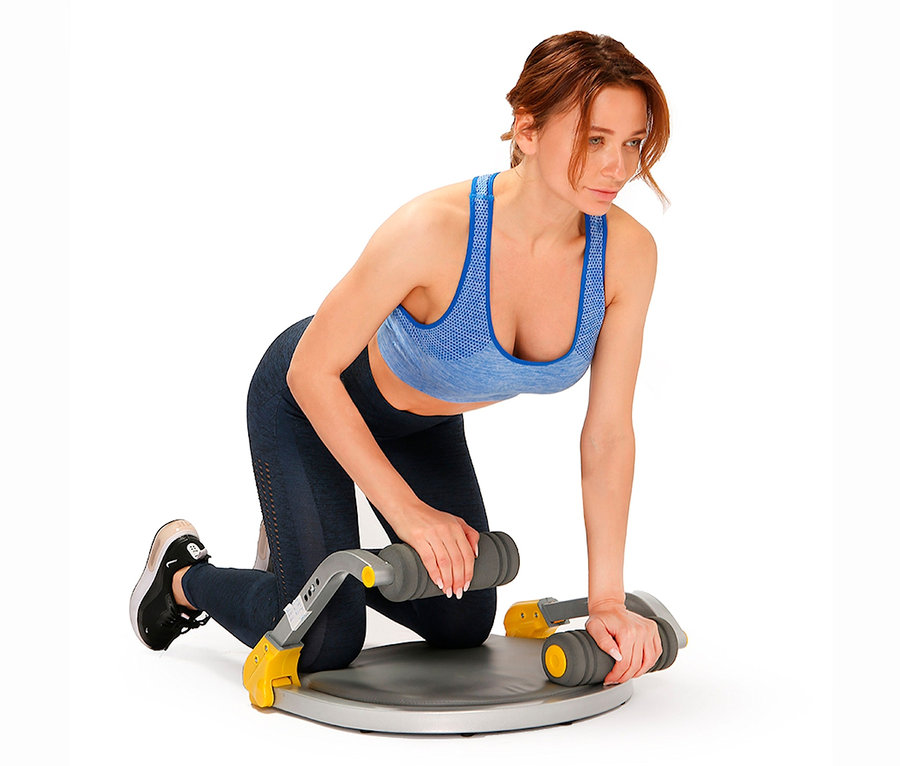 Frau benutzt das Body Coach Fitnessgerät Core Trimmer 28521.