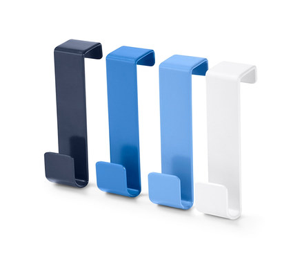 Vier blaue und weiße Türhaken.