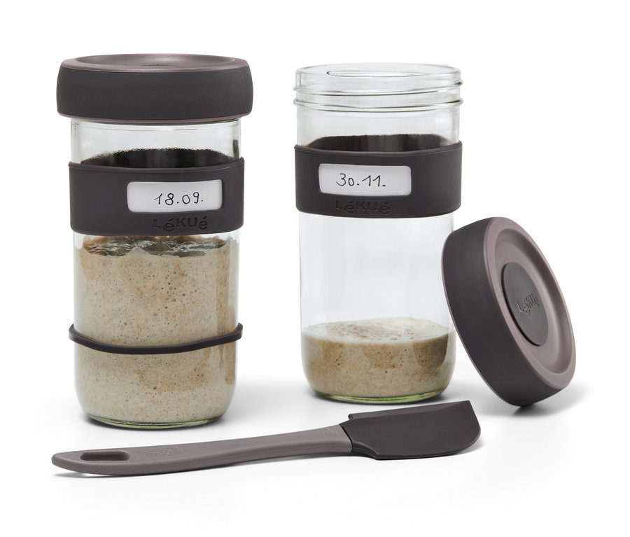 Zwei Gläser mit Sauerteig-Starter-Set und grauer Spatel.