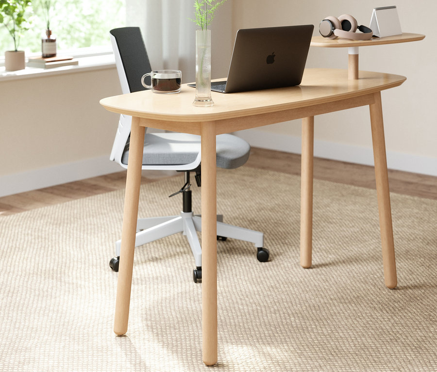 Beiger Schreibtisch mit Laptop, Glas und Kopfhörern steht auf beigem Teppich im Zimmer.