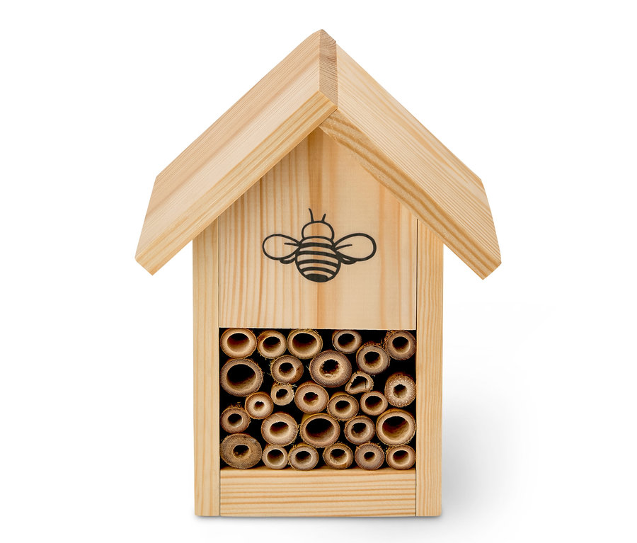 Insektenhotel mit Biene und Bambusfüllung.