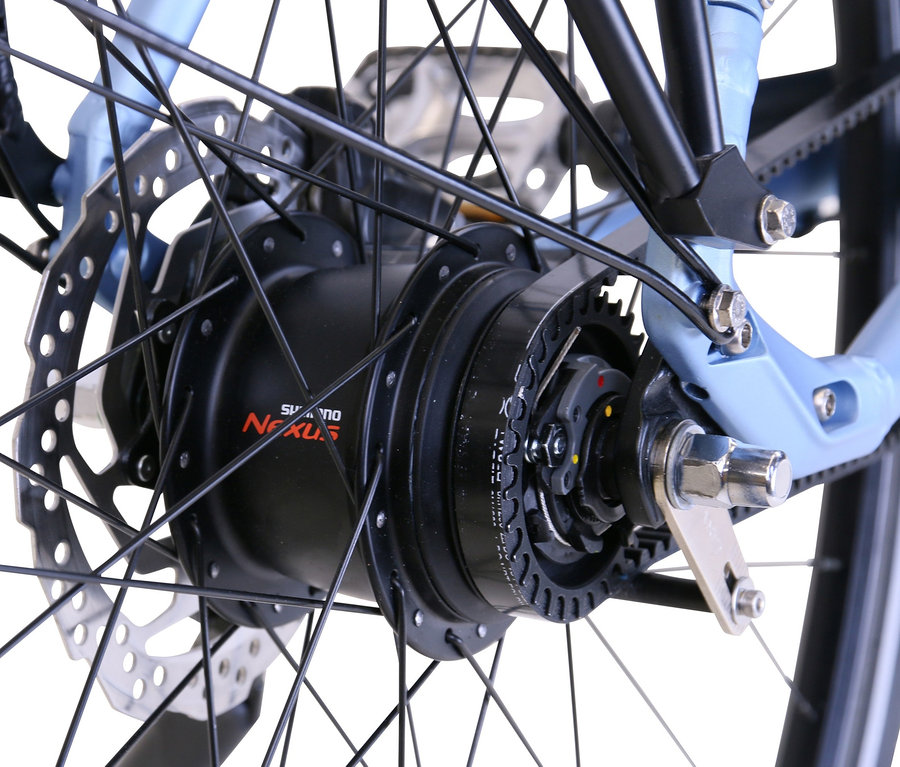 Detailaufnahme vom Hinterrad eines blauen HAWK Bikes Fahrrads »Trekking Lady Super Deluxe Plus«.
