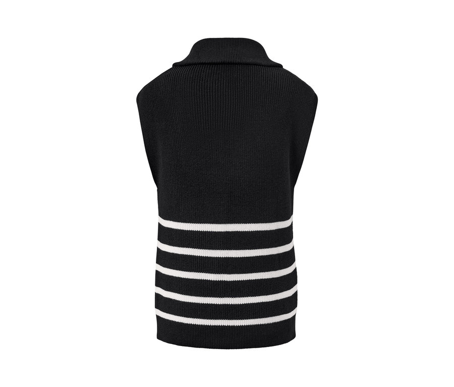 Rückansicht eines schwarzen Pullunders im Troyer-Stil mit horizontalen weißen Streifen.