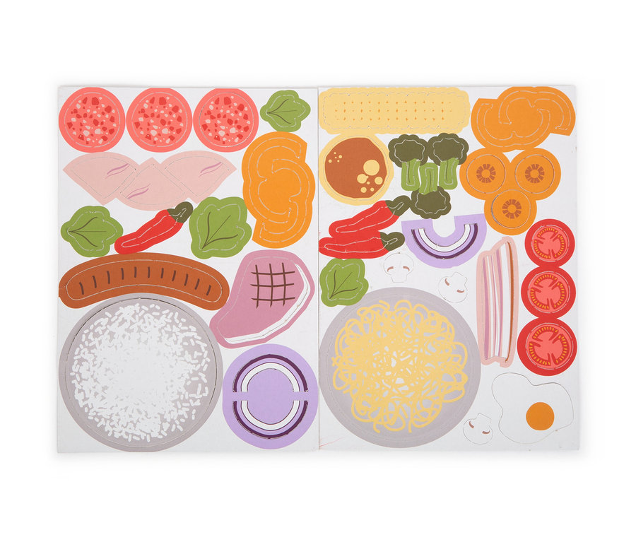 Verschiedene Papier-Lebensmittelausschnitte einschließlich Salami, Schinken, Salat, Pfeffer, Wurst, Reis, Steak, Zwiebel, Cracker, Fleisch, Brokkoli, Karotten, Tomaten, Speck, Eier und Nudeln. small foot Kinderküche Camping »tasty«