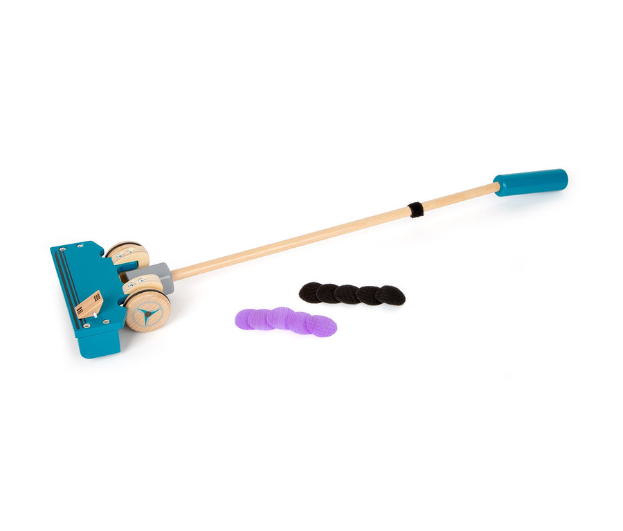 Ein blauer small foot Schiebespielzeug-Staubsauger mit Holzgriff und schwarzen und lila Stoffunterlagen auf einem weißen Hintergrund.