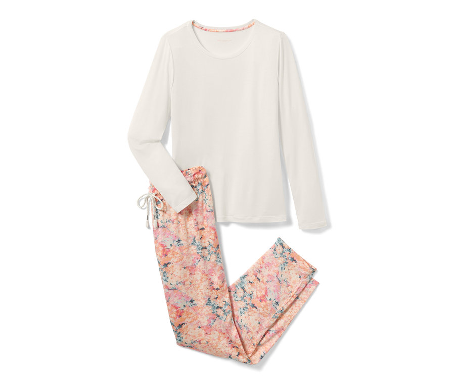 Weißer Pyjama mit langen Ärmeln und geblümter Hose.