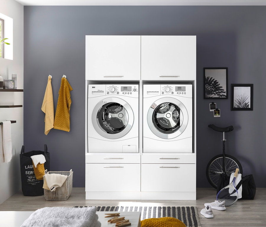 Zwei weiße Respekta Waschmaschinenschränke stehen übereinander.