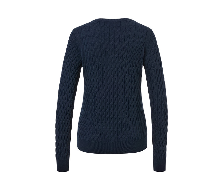 Dunkelblauer Zopfstrickpullover.