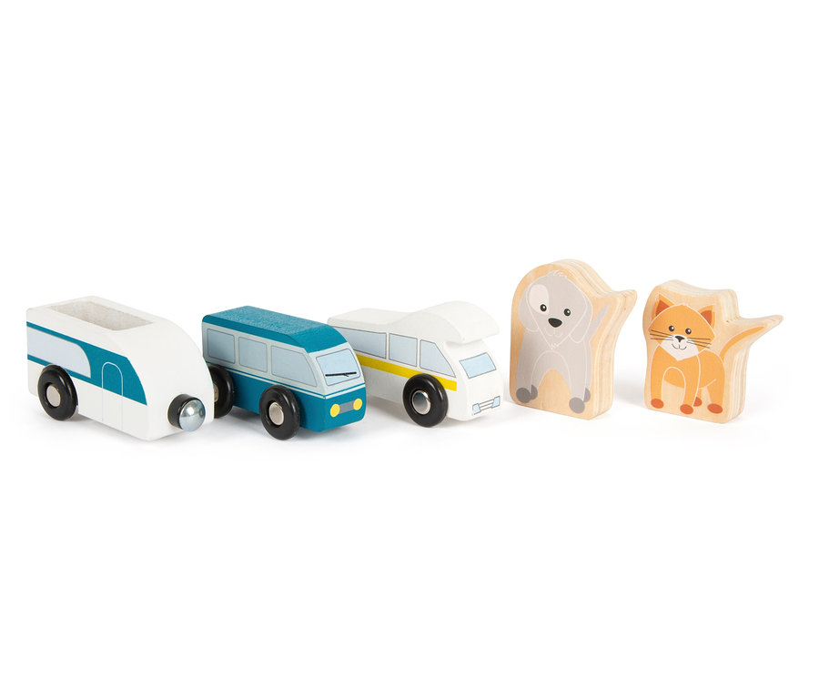 Eine Reihe von Holzspielzeugen, darunter ein Zug, zwei Busse und Tiere wie ein Hund und eine Katze.