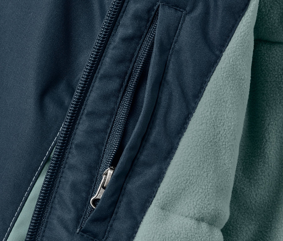 Detail einer Kinder-Outdoor-und-Snowboardjacke.