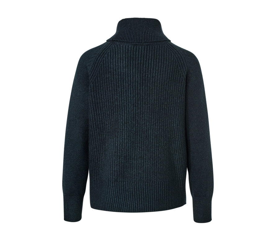 Detailansicht eines dunkelblauen Grobstrickpullovers mit Rollkragen.
