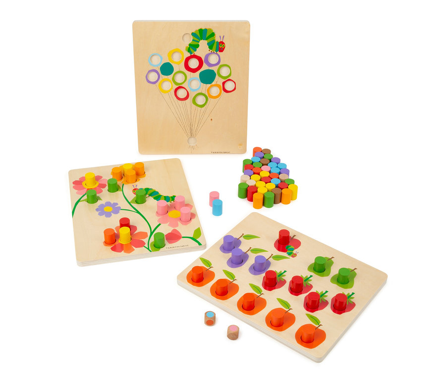 Das Holzspielzeug small foot Spiel-Set »Raupe Nimmersatt« besteht aus drei Brettern mit Obst- und Blumenmotiven und bunten Stöpseln.