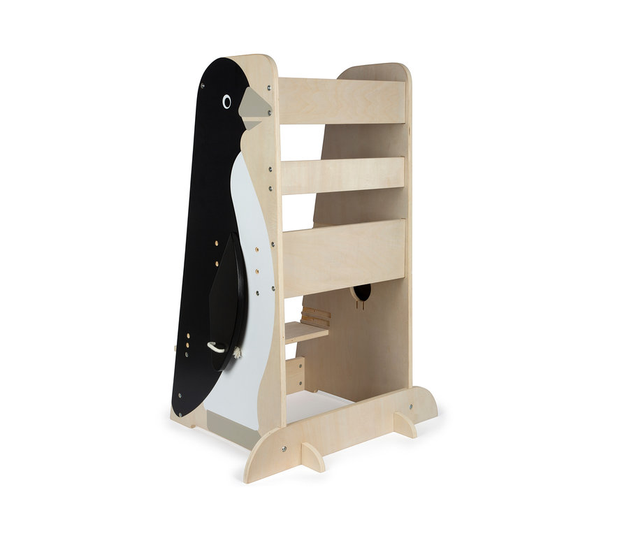Ein small foot Lernturm Pinguin »Wildlife« aus Holz mit Pinguin-Motiv und mehreren Regalen.