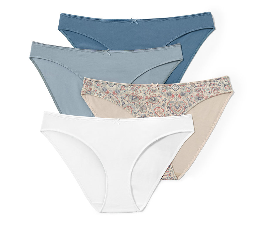 Vier Slips in verschiedenen Farben und Mustern sind übereinander gestapelt.