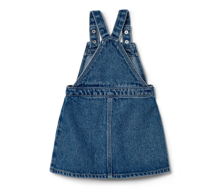 Ein blaues Kleinkind-Latzkleid aus Denimstoff ist auf weißem Grund zu sehen.