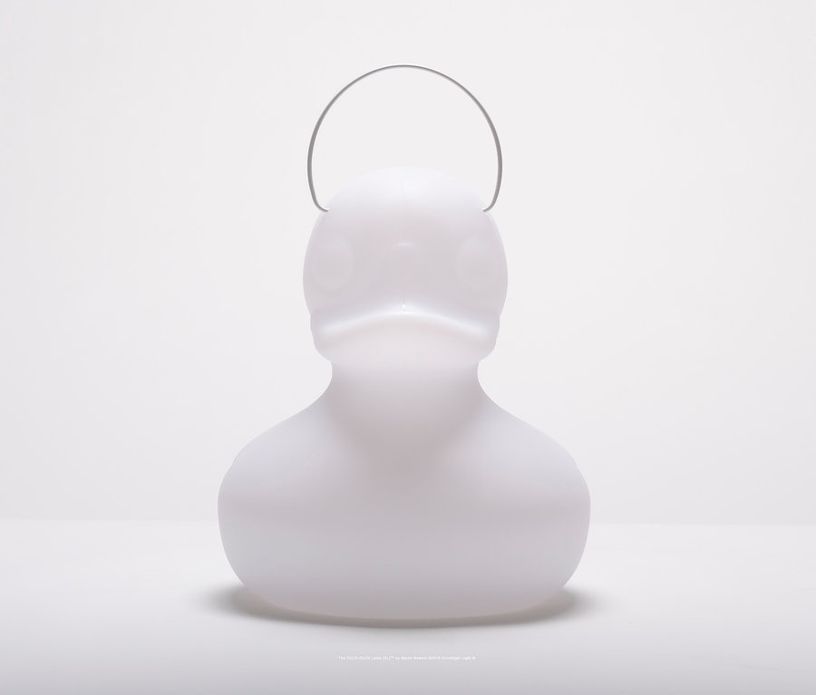Eine weiße Goodnight Light LED-Leuchte »Ente« S mit einem Drahtgriff.