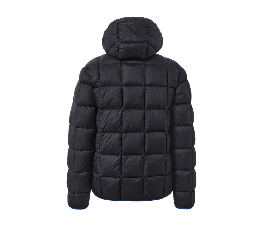 Detailansicht der Rückseite einer schwarzen Steppjacke.
