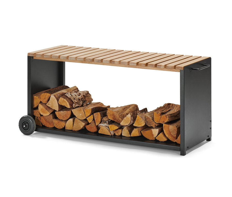Eine Kaminholzbank mit Rollen, gefüllt mit Holz.