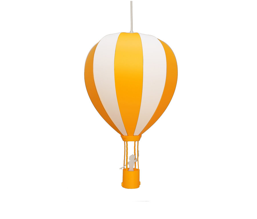 Eine gelb-weiße »Heißluftballon« Deckenlampe hängt vor einem weißen Hintergrund.