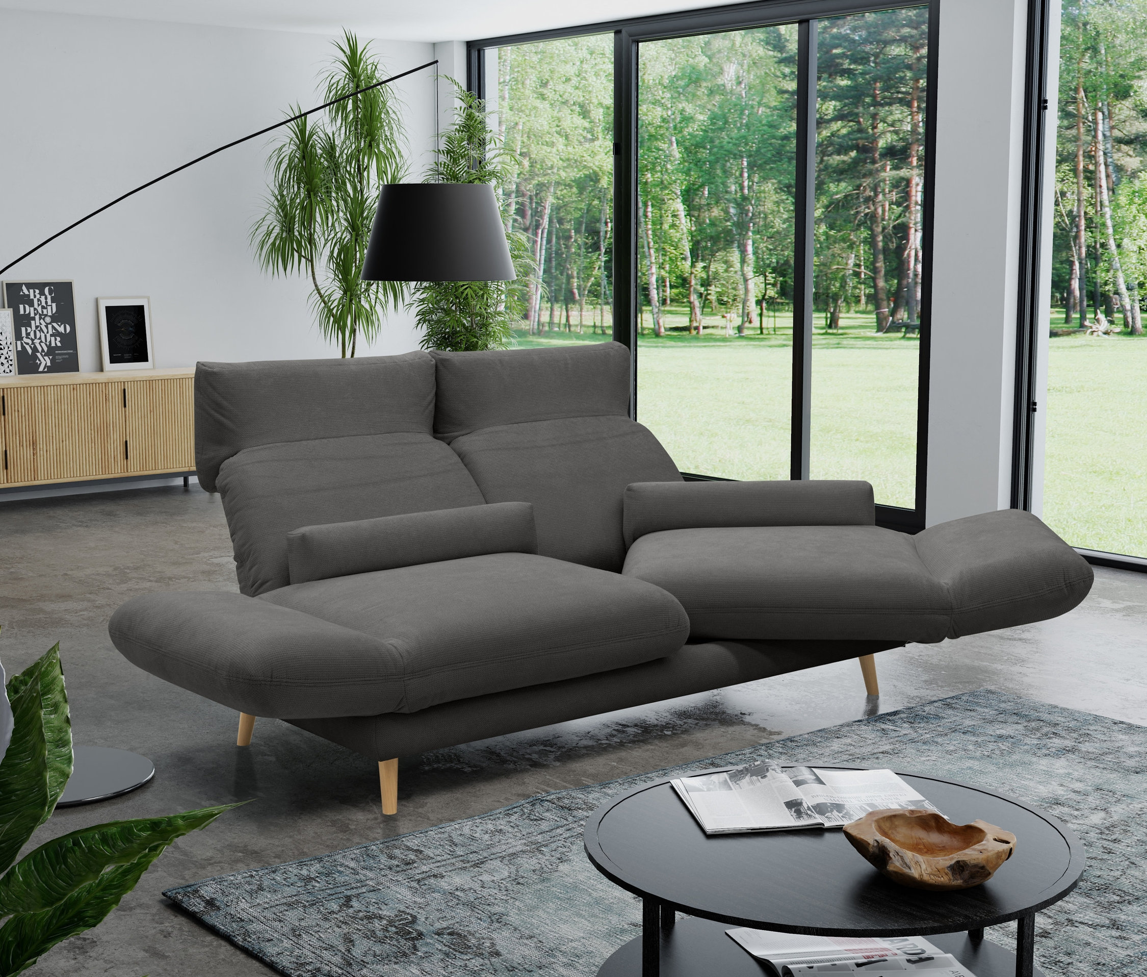 Graues, drehbares DOMO collection 2-Sitzer-Sofa »Malaga« im Wohnzimmer.
