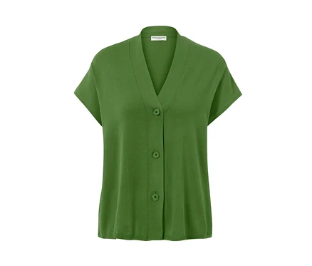 Grüner, kurzärmliger Cardigan mit drei Knöpfen.