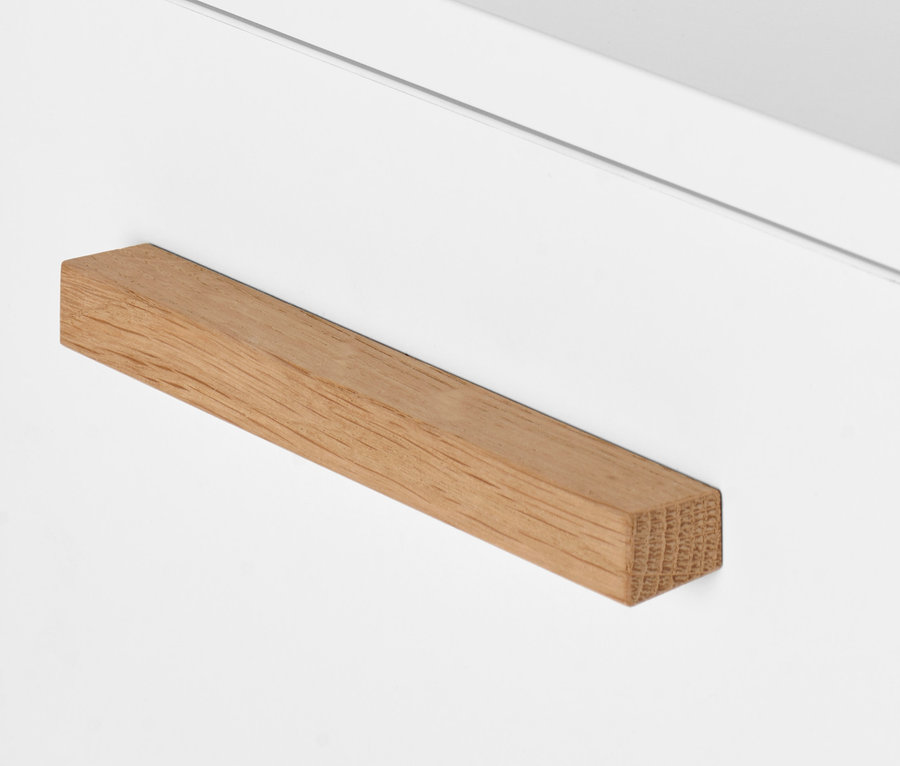 Detailansicht des schmalen Bad-Beistellschranks »Eklund« mit Schublade und Tür, mit Holzgriff.