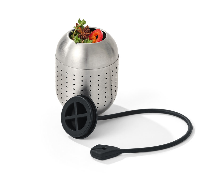 Eine Gewürzkugel gefüllt mit Gewürzen und Kräutern.