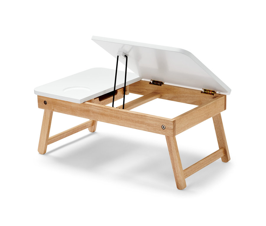 Teilweise geöffneter Laptop-Betttisch mit weisser Tischplatte und Holzbeinen.