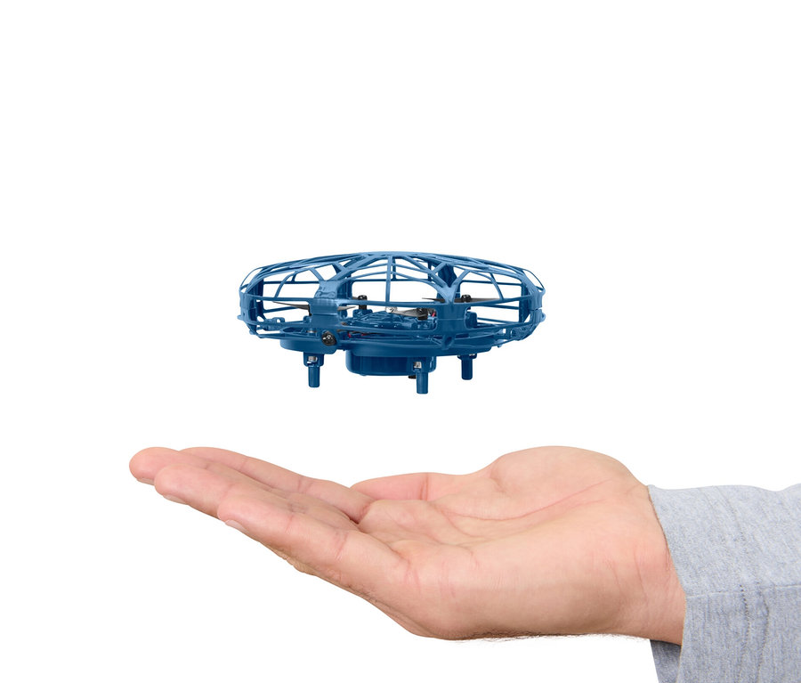 Hand hält Mini-Drohne »UFO«.