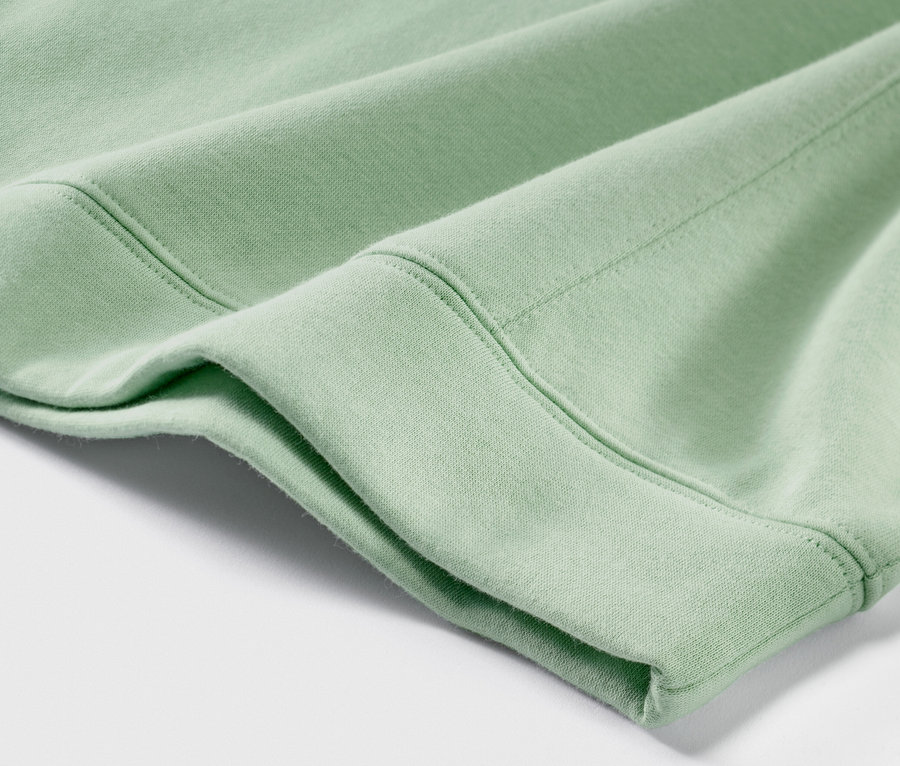 Detailansicht eines grünen Hausanzugs.