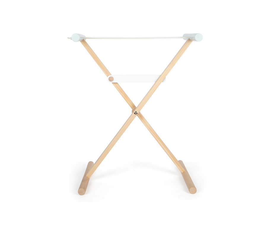 Zusammenklappbarer small foot Wäscheständer aus Holz.