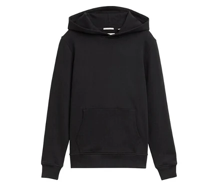 Schwarzer Hoodie mit Kapuze und Kängurutasche.
