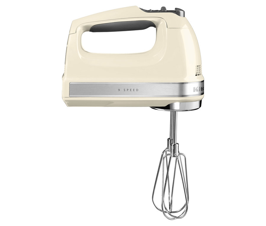 Ein cremefarbener KitchenAid-Handmixer 5KHM9212EAC mit neun Geschwindigkeiten und zwei Schneebesen.