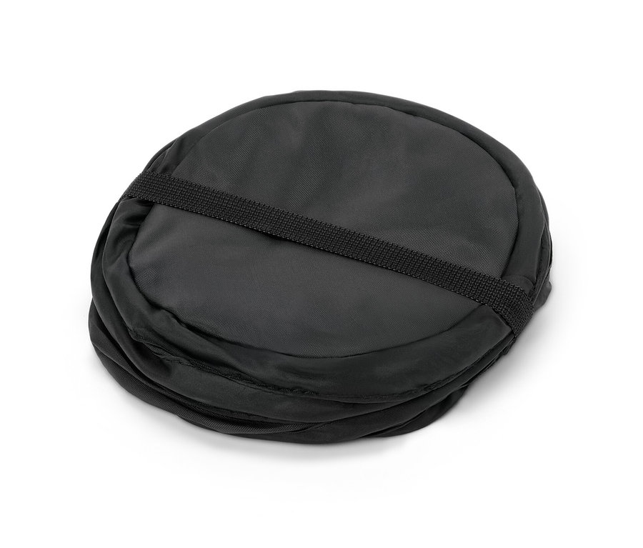 Ein schwarzer, faltbarer Mülleimer.