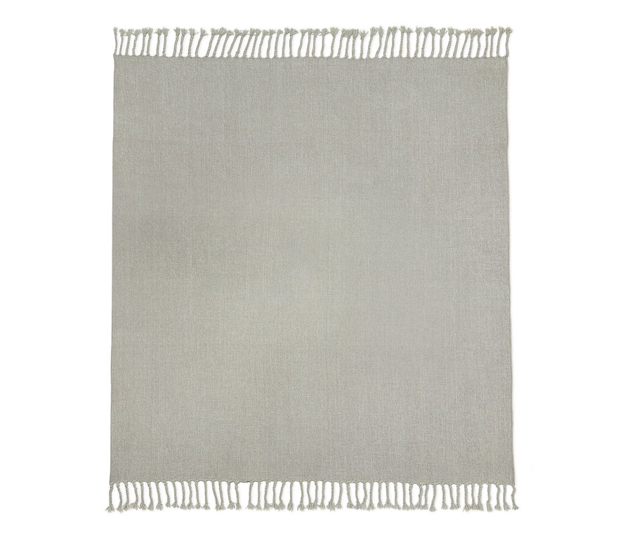 Eine graue Chenille-Wohndecke mit Fransen an den Enden.