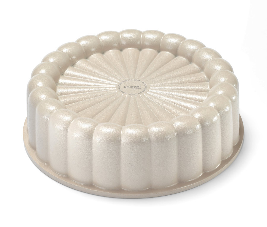 Eine Aluminiumguss-Kuchenform auf einem weißen Hintergrund.