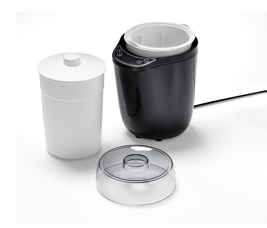 Joghurt- und Frischkäsebereiter mit Behälter und Deckel auf weißem Hintergrund.