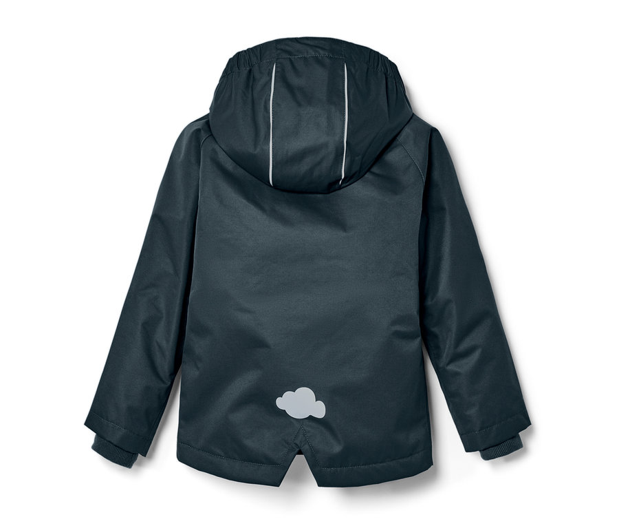 Detailansicht der Rückseite einer schieferblauen Kleinkind Thermo-Regenjacke mit Kapuze und reflektierenden Streifen.