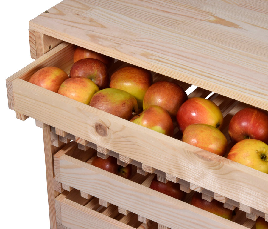 Rote und gelbe Äpfel in einem Dobar Vorratsregal aus Holz.